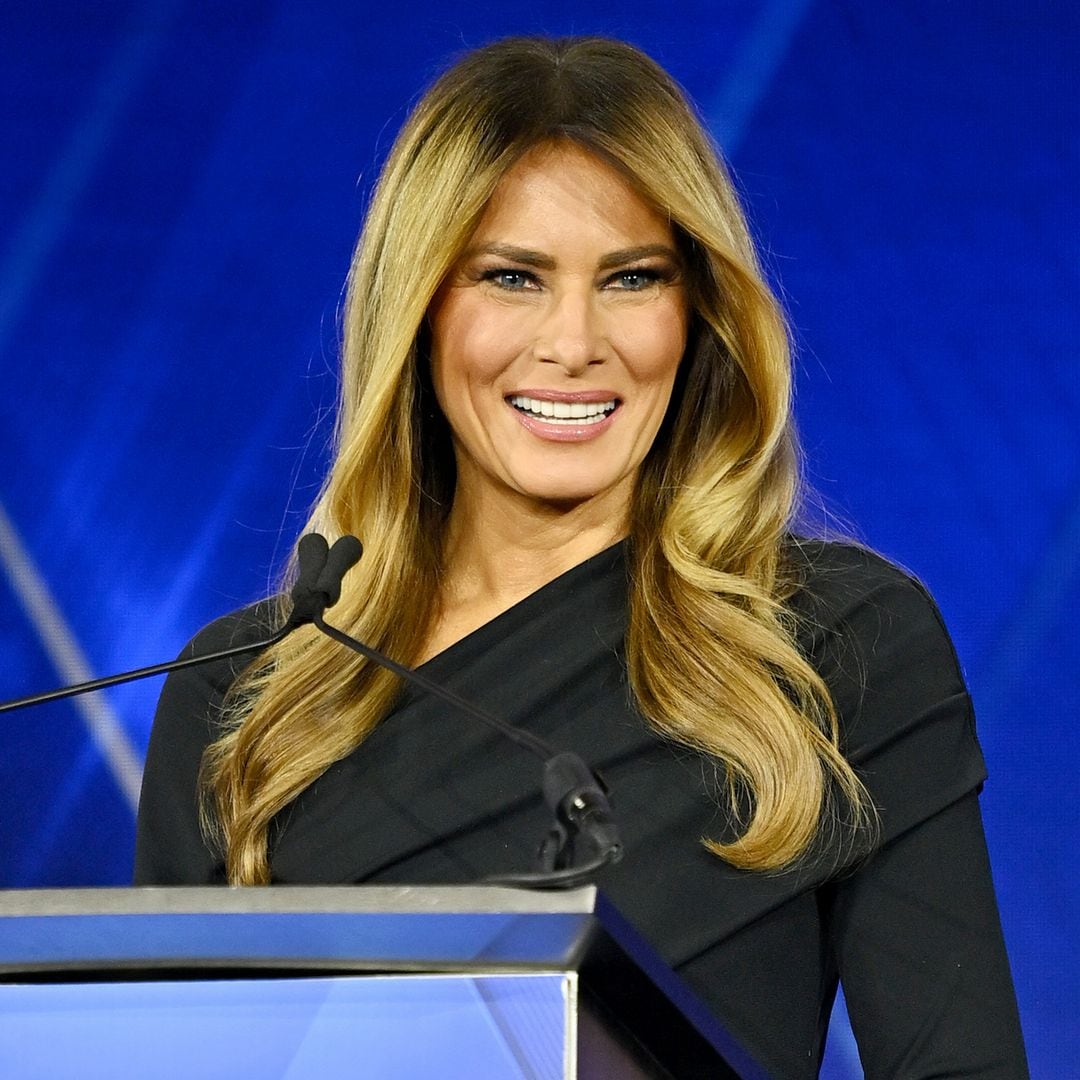 Melania Trump recibe el premio a 'Patriota del año' y deja dos titulares: su vestido y la ironía en su discurso