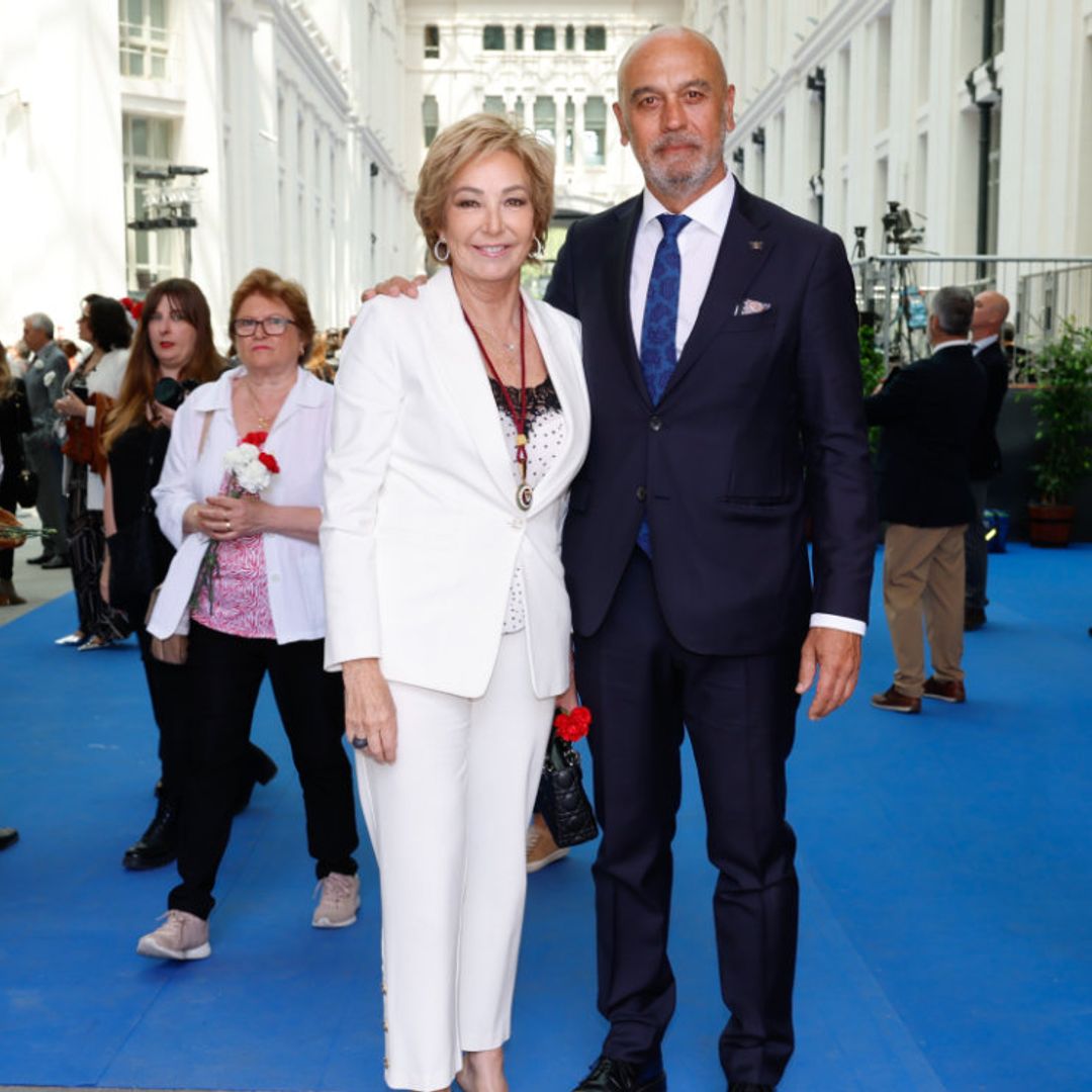 Ana Rosa Quintana, muy emocionada y arropada por su marido, recibe la Medalla de Honor de Madrid