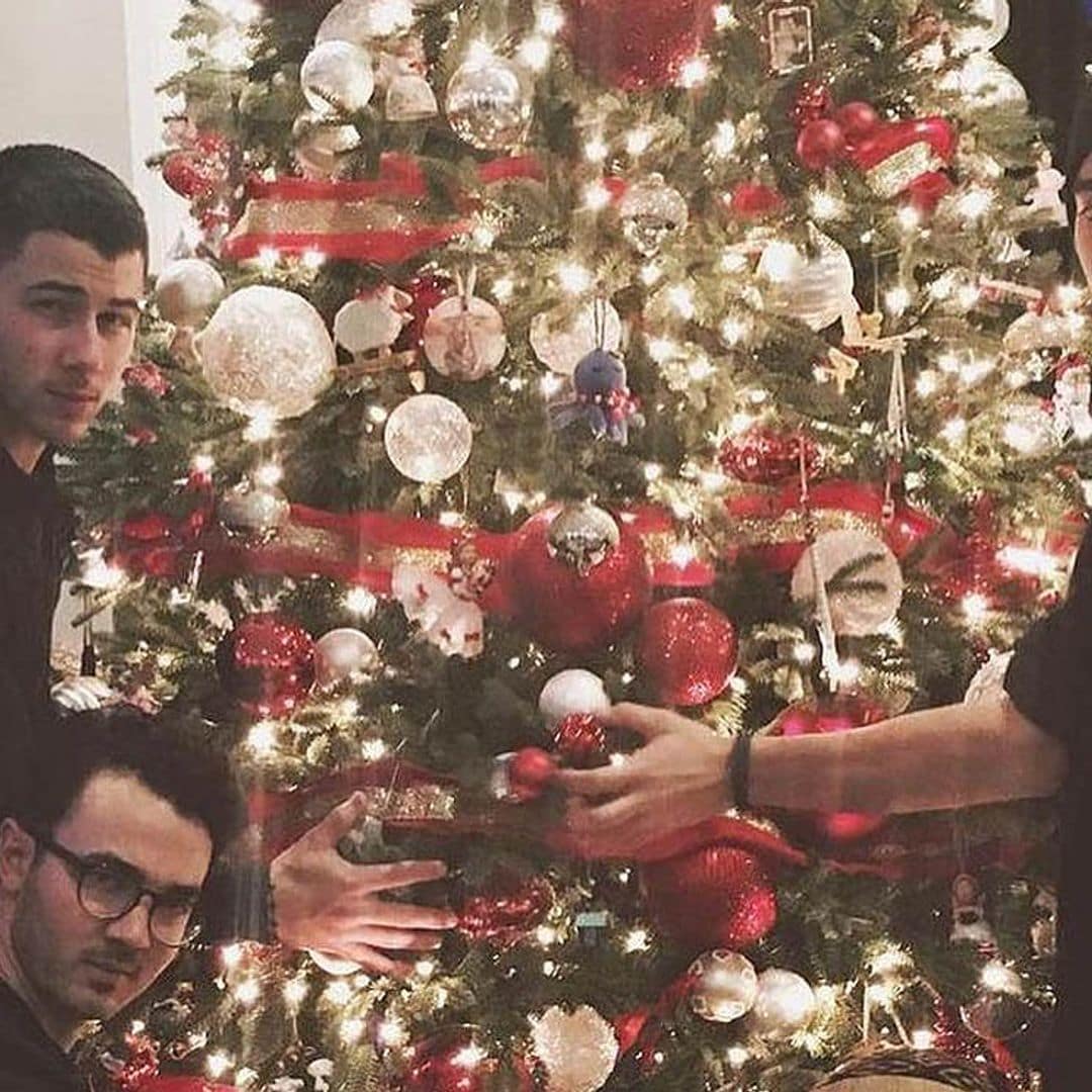 Vas a alucinar con esta foto de los Jonas Brothers de niños... ¡con su hermano pequeño!
