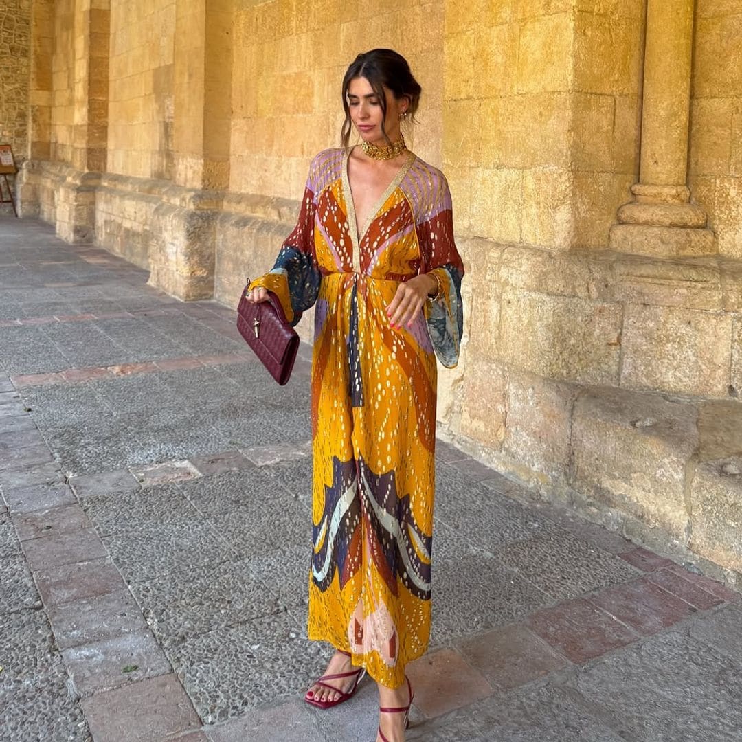 Un caftán para una invitada: el look cómodo y elegante que llevarás con taconazos en una boda y sandalias planas en un bautizo