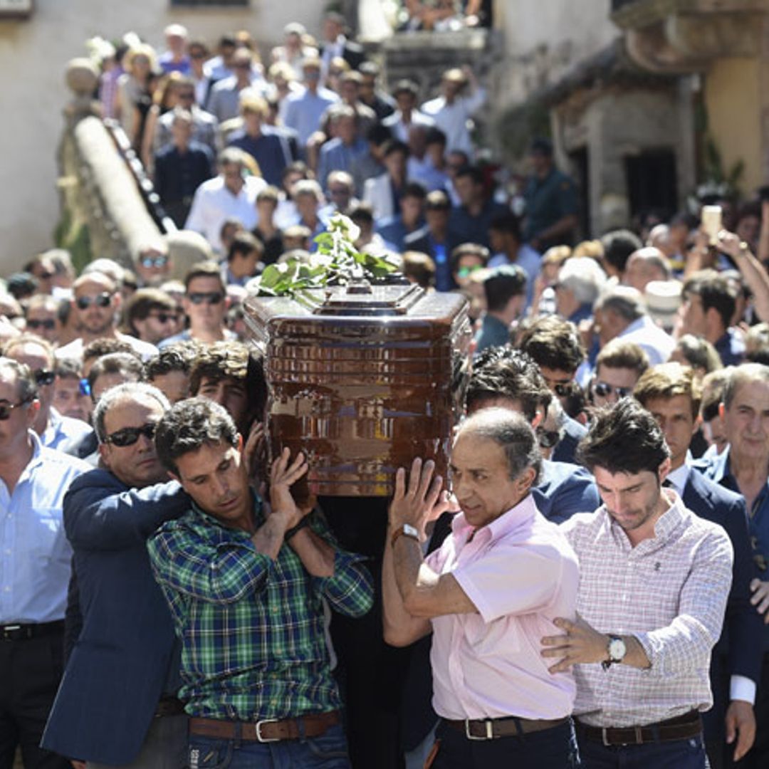 Enrique Ponce, El Juli, Cayetano Rivera y Espartaco arropan a la viuda del torero Víctor Barrio en su desconsolado último adiós