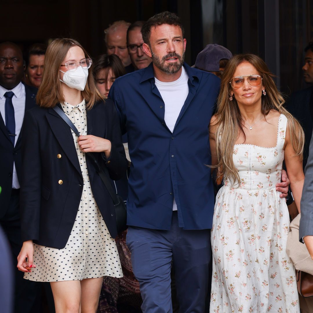 ¿Violet Affleck está siguiendo el estilo de JLo? Fue fotografiada con el mismo vestido que su madrastra