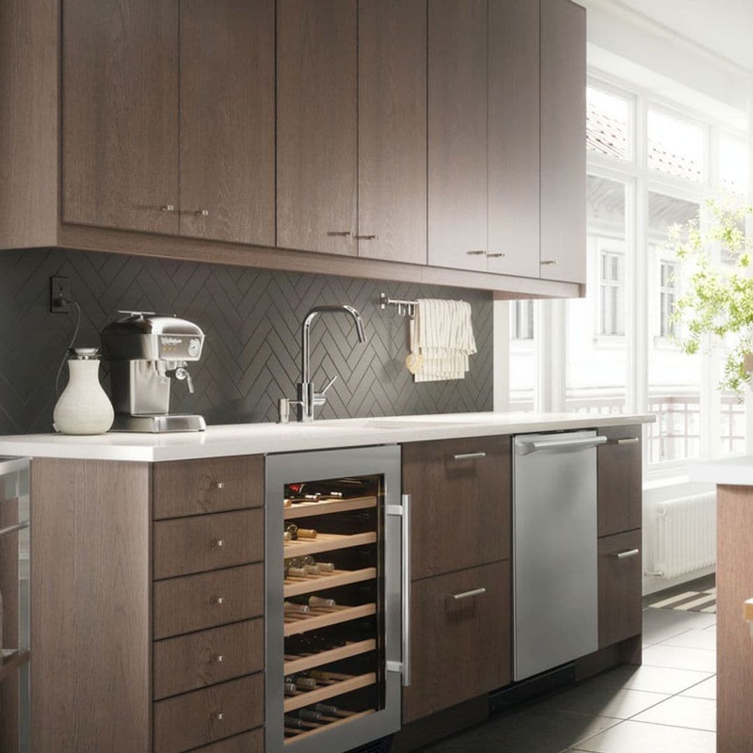 Las cocinas de moda tienen muebles en acabado nogal