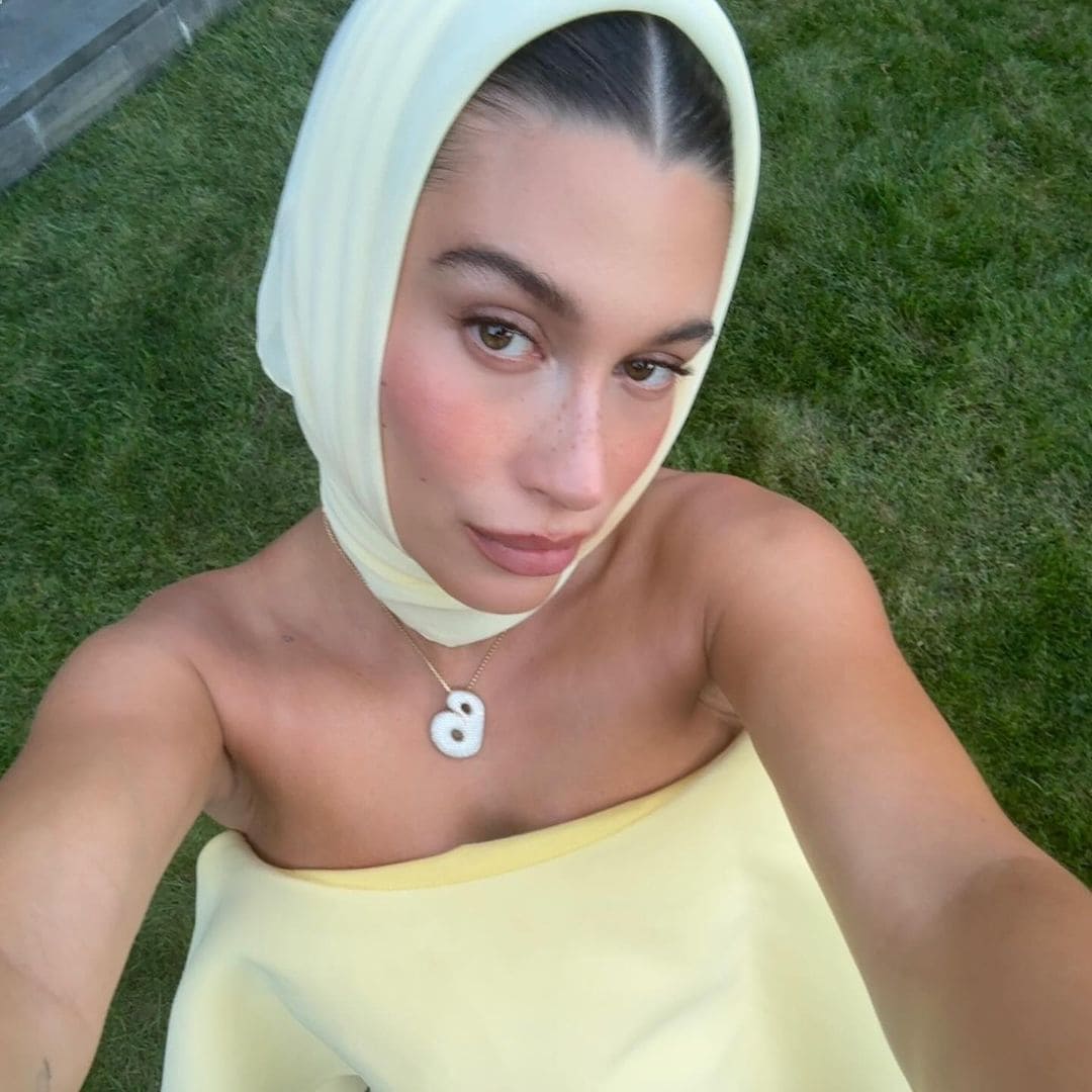 Hailey Bieber, la embarazada más impresionante con un vestido 'mantequilla' y pañuelo a la cabeza