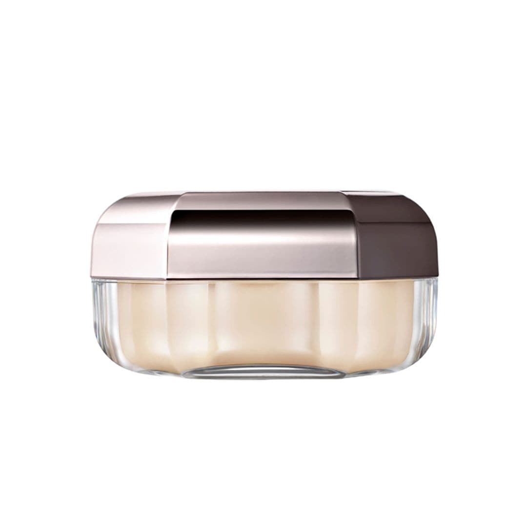 Set It Down Loose Setting Powder, de Fenty (38 euros/ disponible en Sephora), son unos polvos sueltos que sellan el maquillaje con un efecto de velo invisible mientras hidrata gracias a su fórmula con ácido hialurónico, extracto de semillas de chía y una mezcla de polvos Hollow Soft Focus y matificantes. El toque final perfeccionador infalible. 