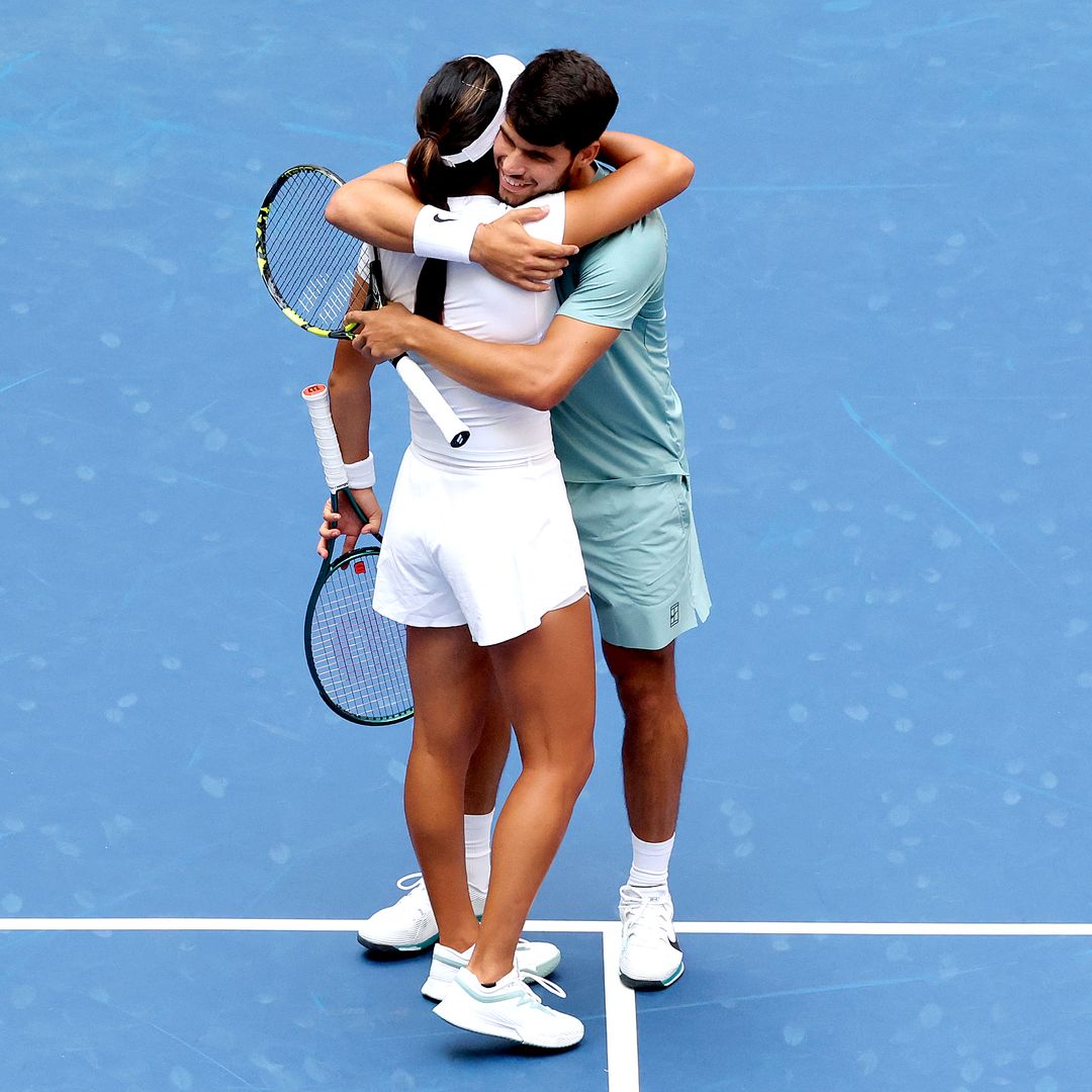 Emma Raducanu y Carlos Alcaraz se abrazan en el US Open de Nueva York