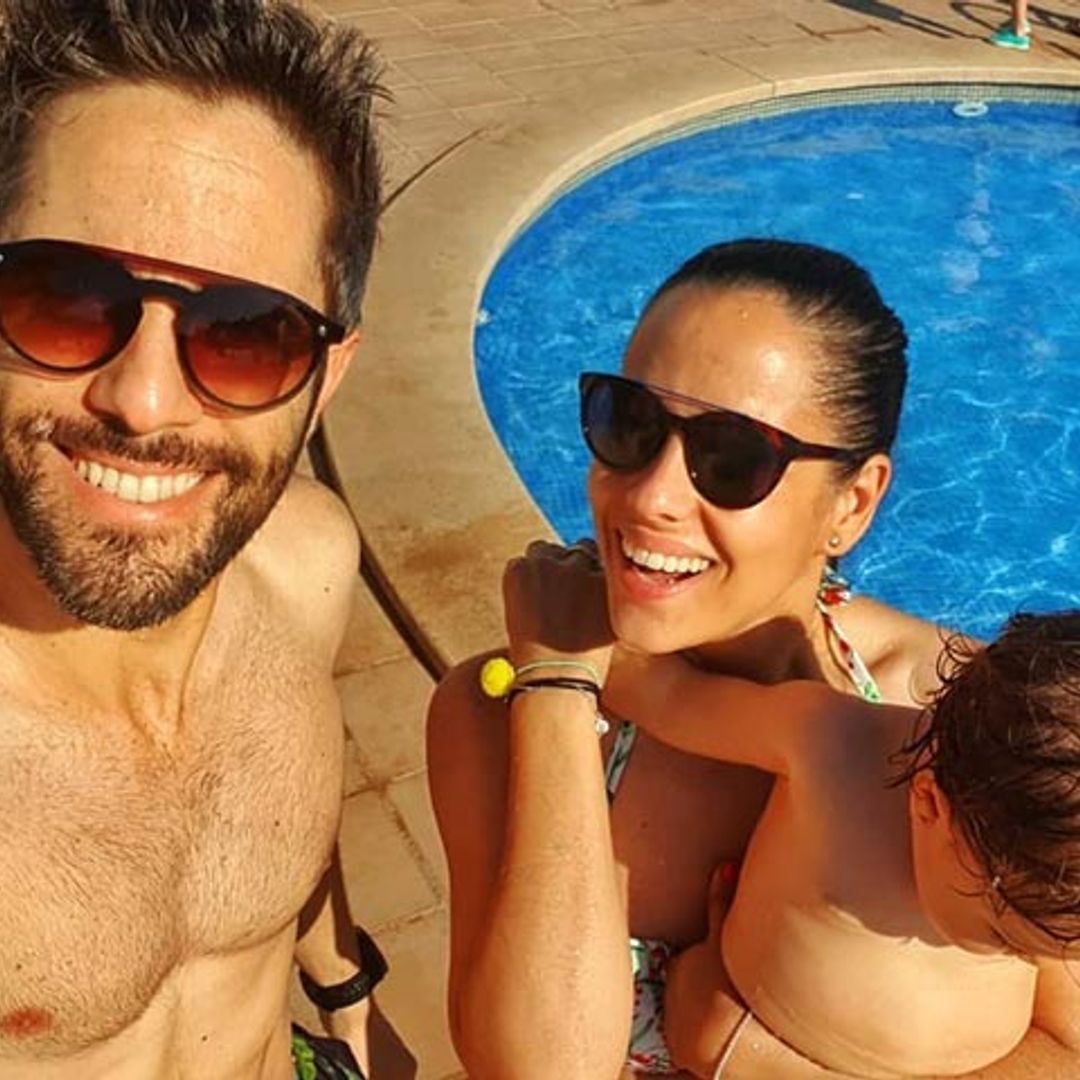 Roberto Leal disfruta por fin de sus merecidas vacaciones y las comparte ¡con mucho humor!
