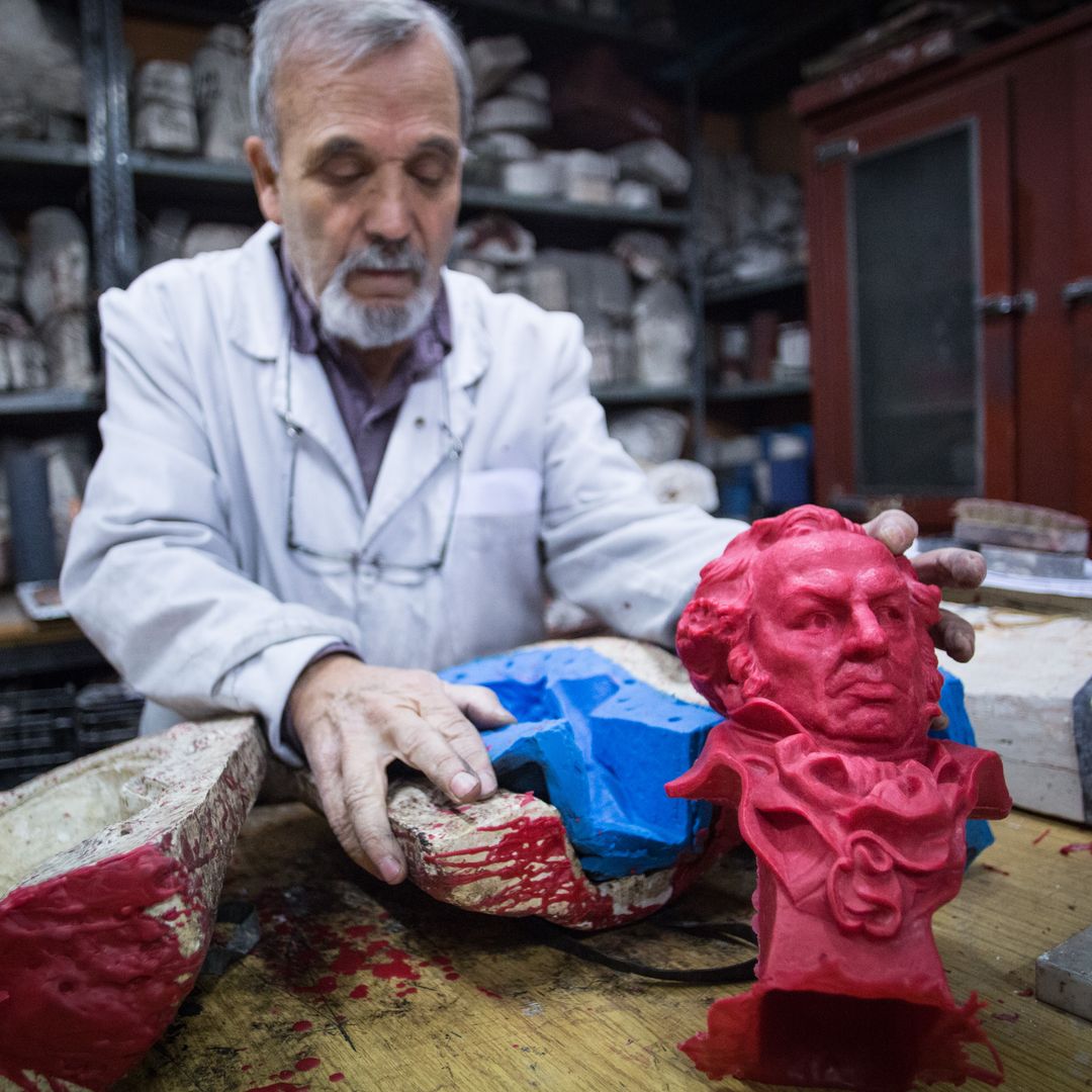 Barro, cera y fuego a 700 grados: así nace artesanalmente un premio Goya en un pequeño taller de Madrid