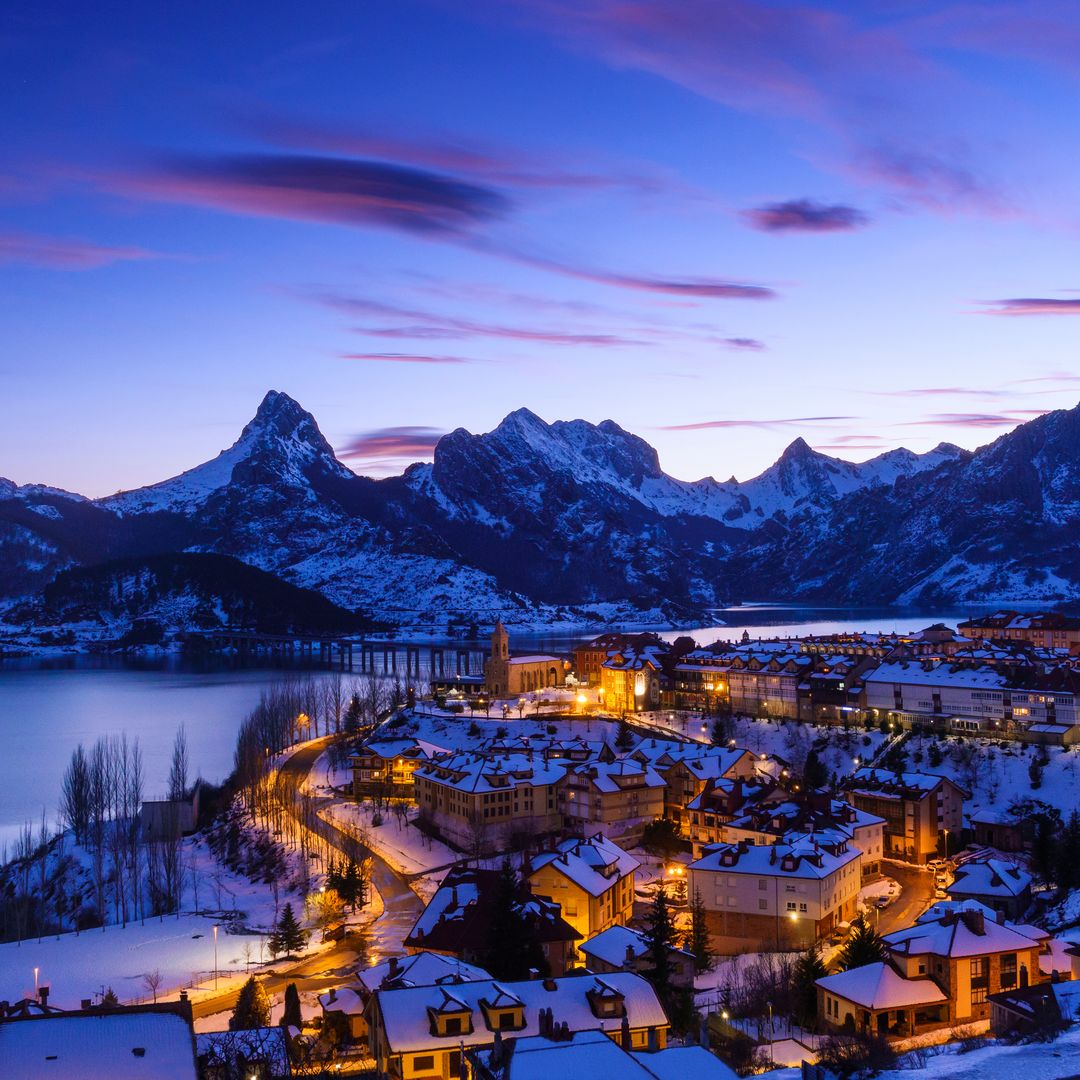 El pueblo leonés de Riaño bajo un blanco manto de nieve durante el invierno