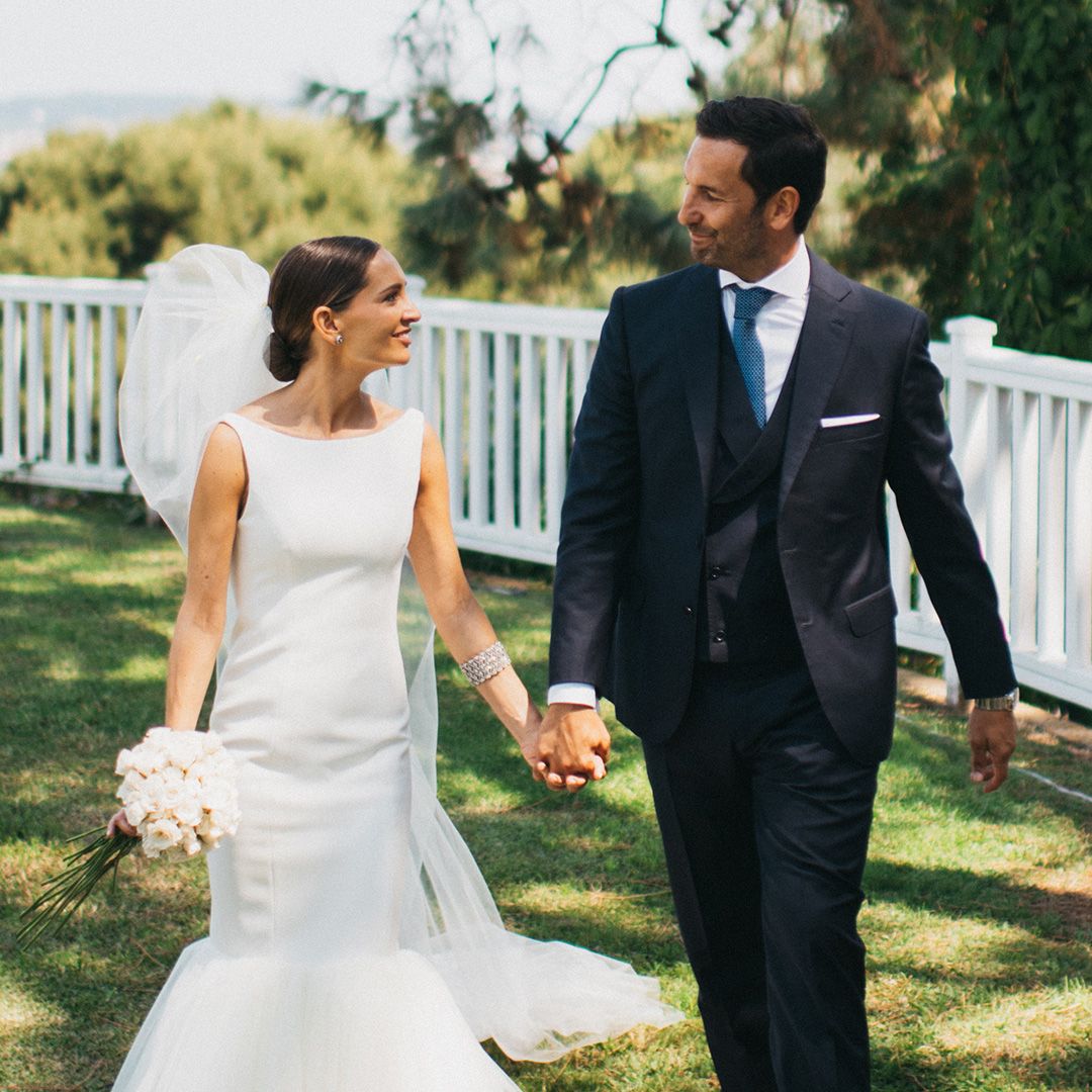 La boda de Carlota en la isla de La Toja: llegó en barco, apostó por un vestido transformable y llevó un ramo de exactamente 27 rosas
