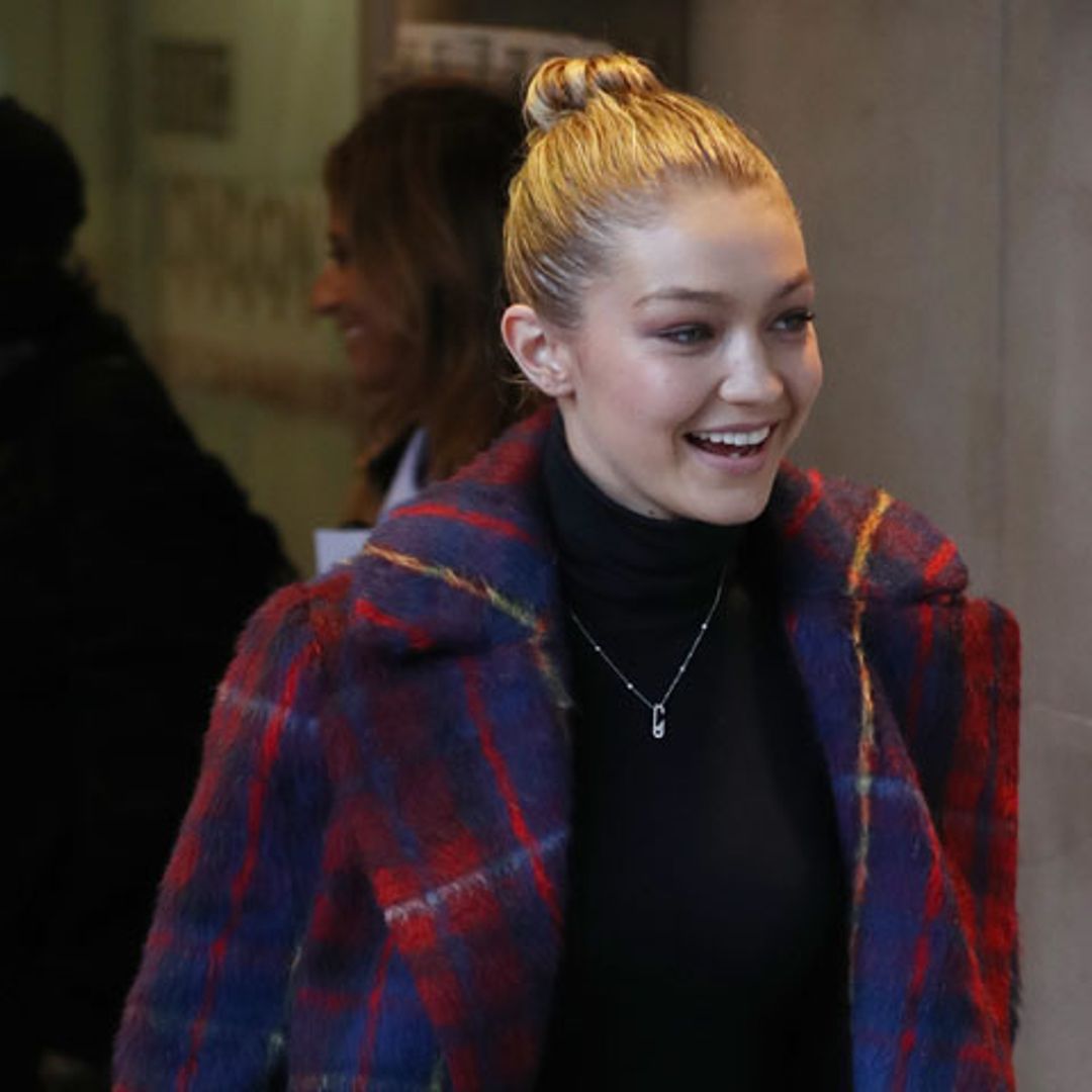 Gigi Hadid va a conseguir que te compres un abrigo largo de cuadros
