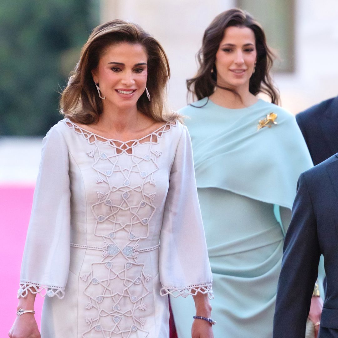 Los looks de gala de Rania, Rajwa y Salma: vestidazos largos, llamativas joyas con mensaje y un bolso viral