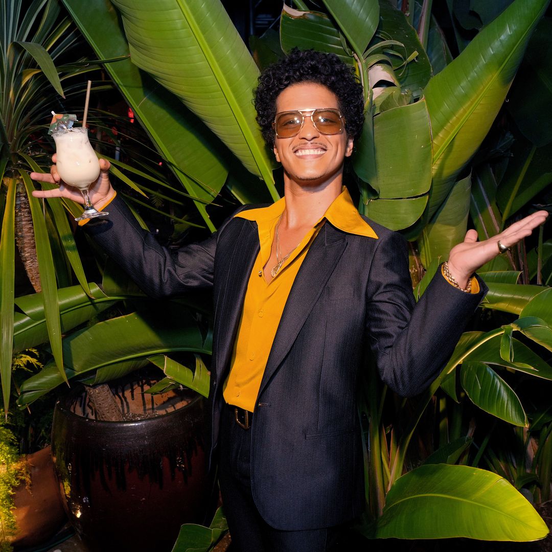 La ruta castiza de Bruno Mars por Madrid: de sacar jamón en su concierto a esperar al bus en Chamberí