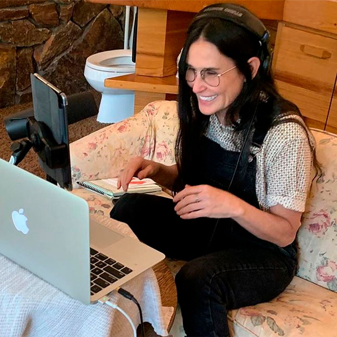 Con sofá, moqueta y ¿una armadura?... El surrealista cuarto de baño de Demi Moore