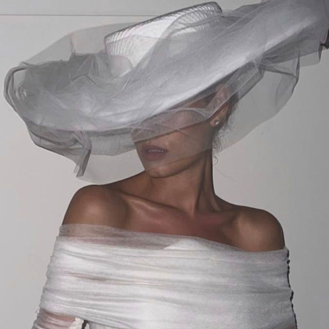 El tercer look nupcial de Teresa Andrés: un minivestido envolvente y maxipamela 'made in Spain'