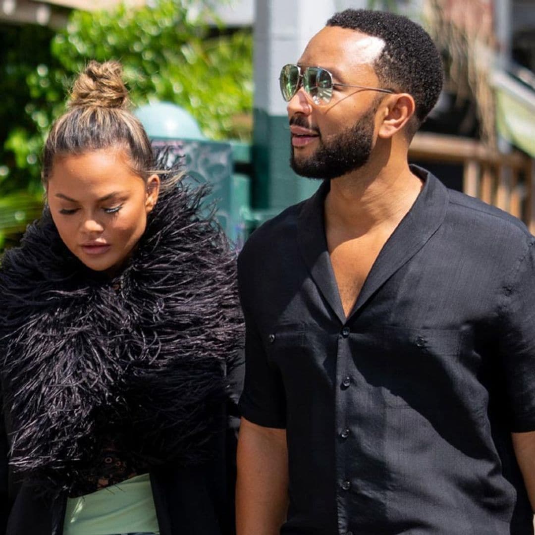 Chrissy Teigen se sincera al recordar el duro momento que sufrió hace un año