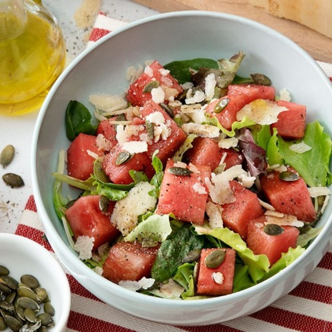Ensalada de sandía con semillas de pipas de calabaza y queso