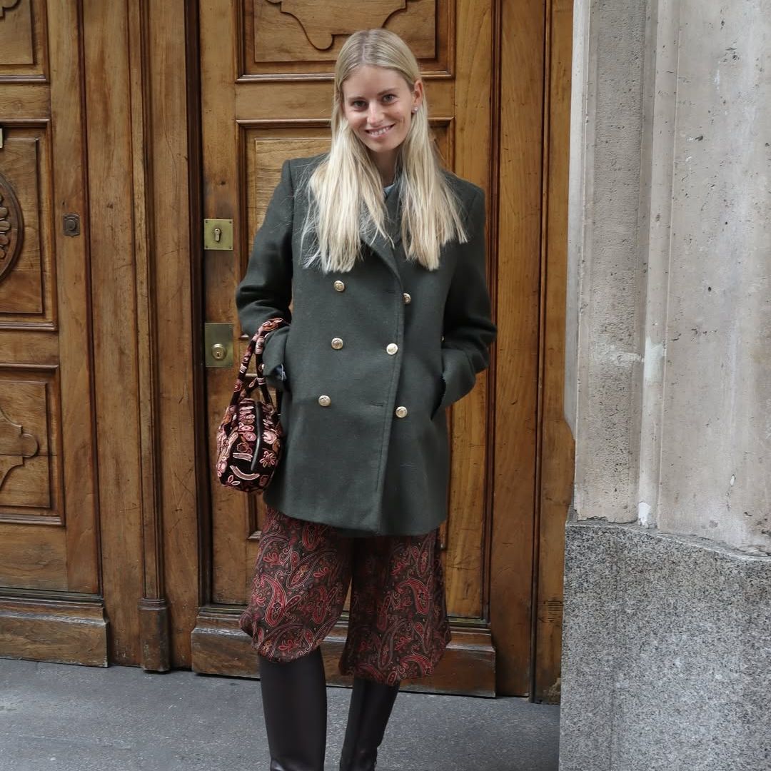 Una prenda, dos looks: el truco de la sevillana María Garrido para convertir sus pantalones en bombachos