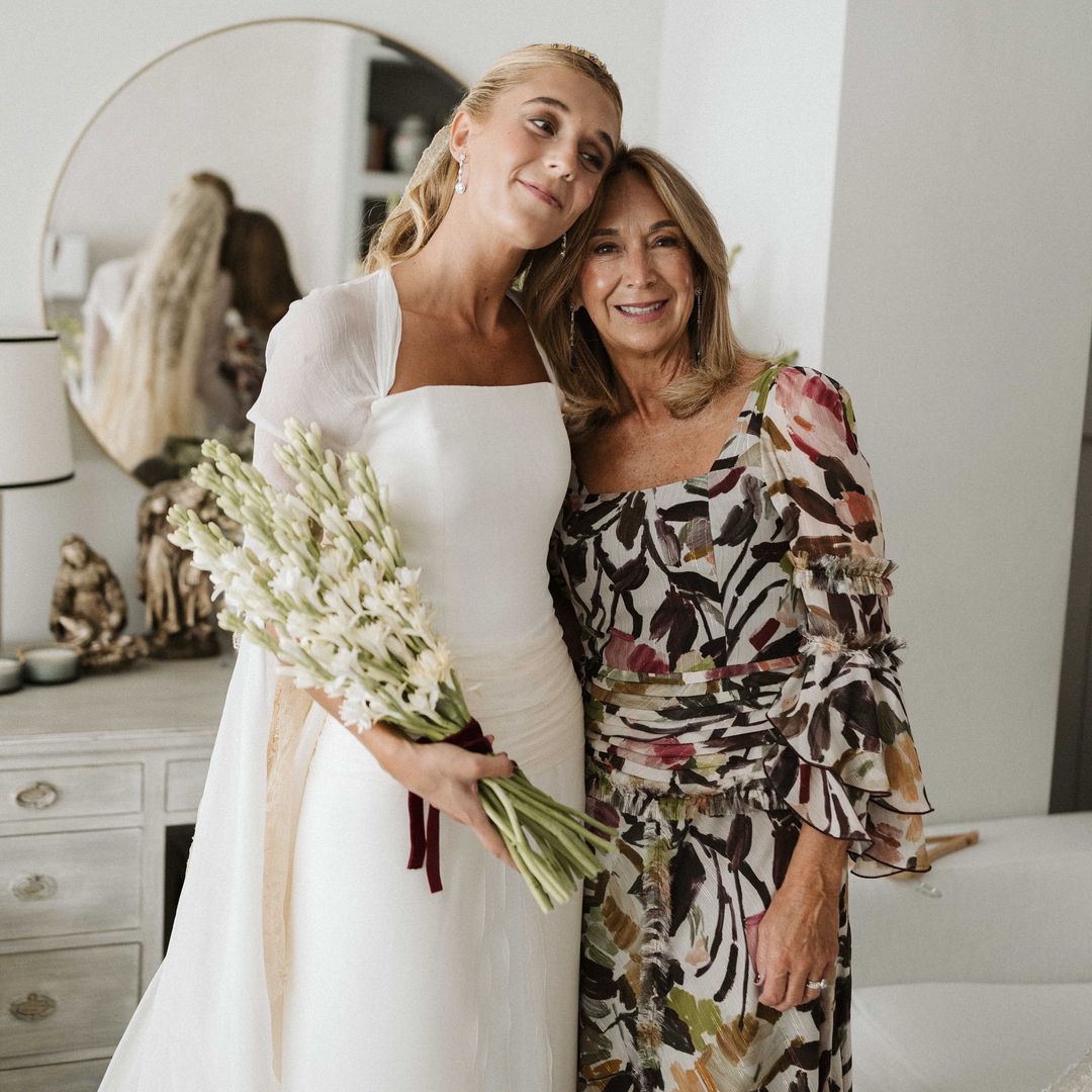 Reyes, la madre de la novia con look estampado en una boda en Sevilla que no llegó a su cita en el atelier por el apagón