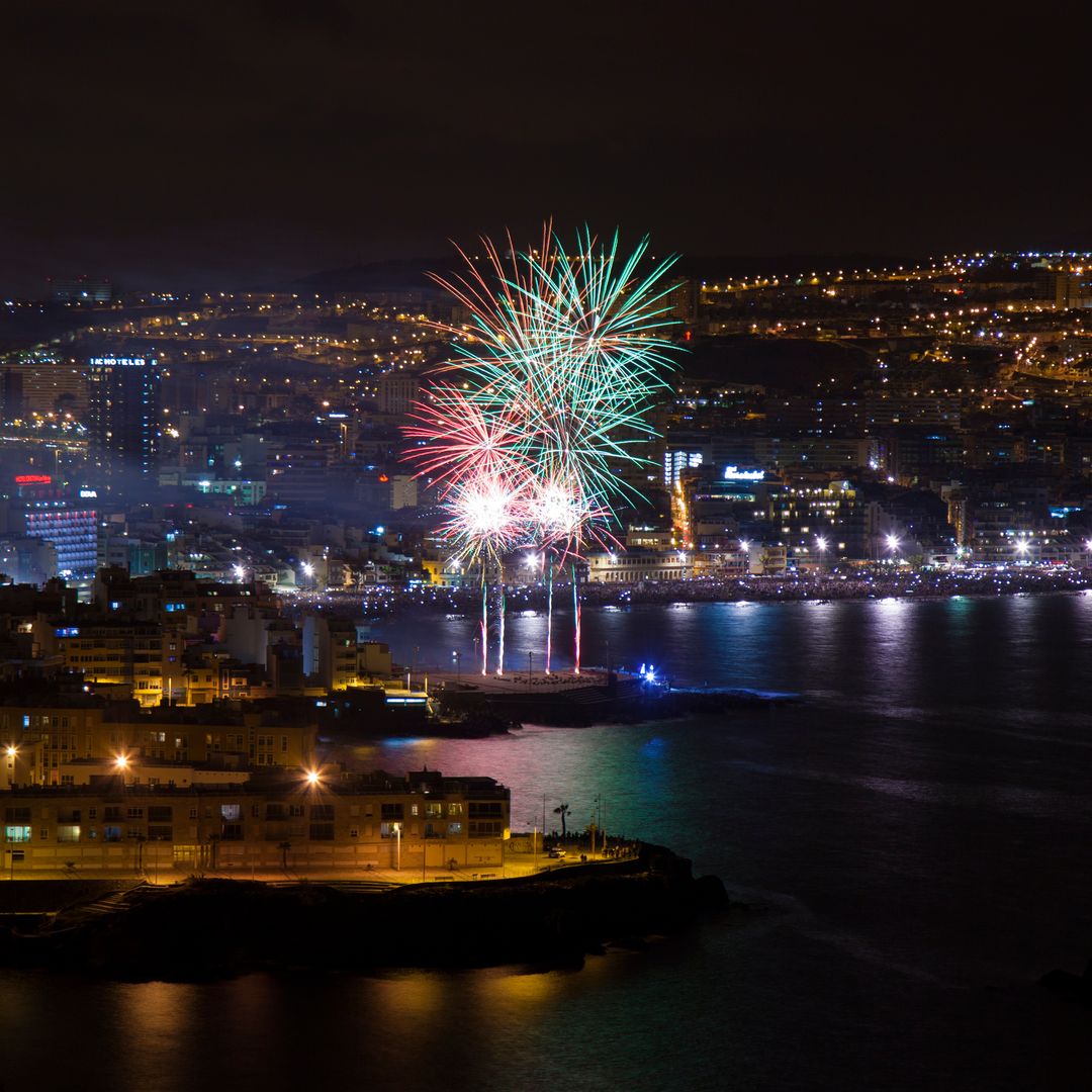 Celebración de la noche de San Juan en la playa de Las Canteras en Gran Canaria