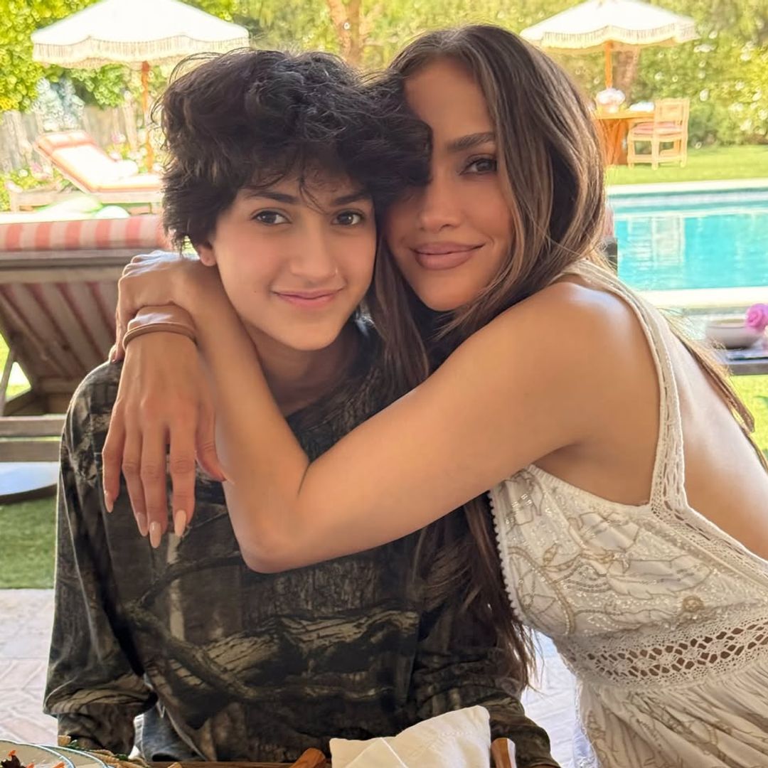 Jennifer Lopez celebra la graduación de Emme y vive un momento inolvidable como mamá