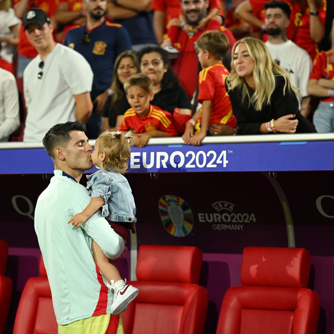 Álvaro Morata celebra la nueva victoria de España con Alice Campello y el beso de su hija Bella
