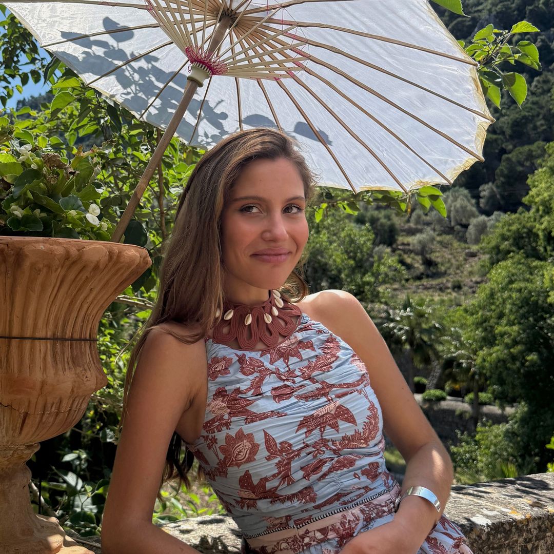 Soy experta en invitadas y esta chica en Mallorca me ha convencido: quiero un vestido de volantes para mi próxima boda