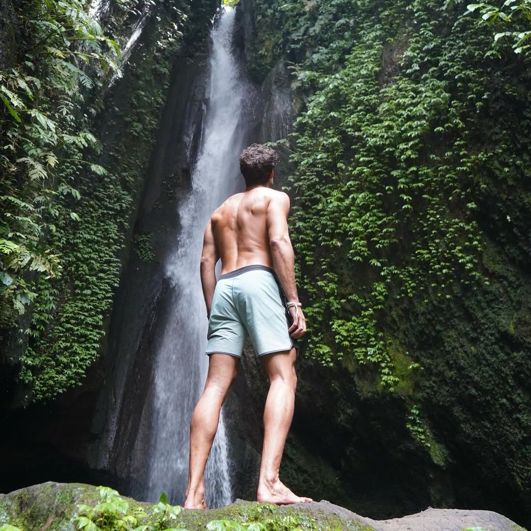 El actor Juan Beatnacourt en la cascada Leke Leke, Bali