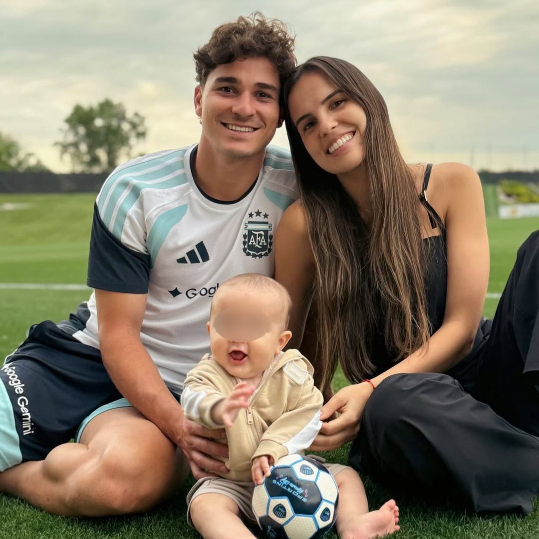 De conocerse de niños a formar una familia: María Emilia, el gran apoyo de Julián Álvarez en plena crisis en el Atlético de Madrid