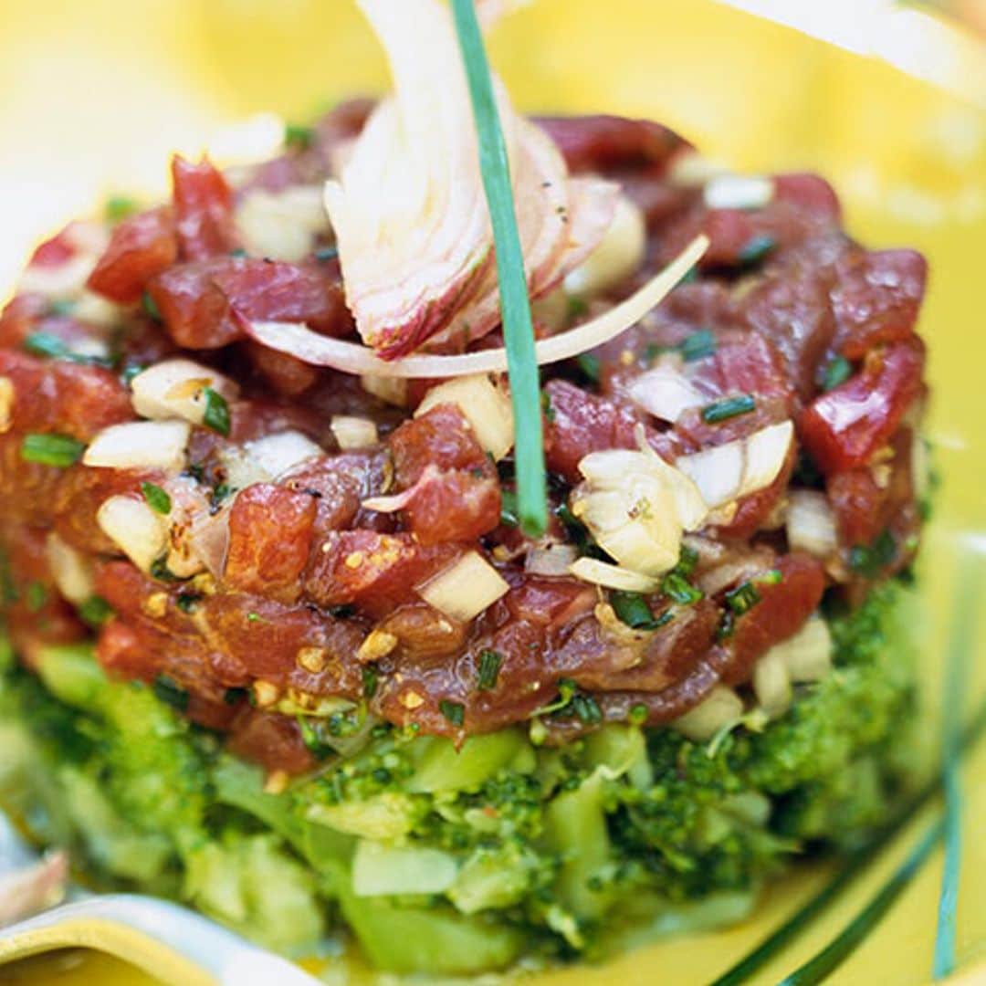 'Steak tartar' de carne, brócoli y aguacate