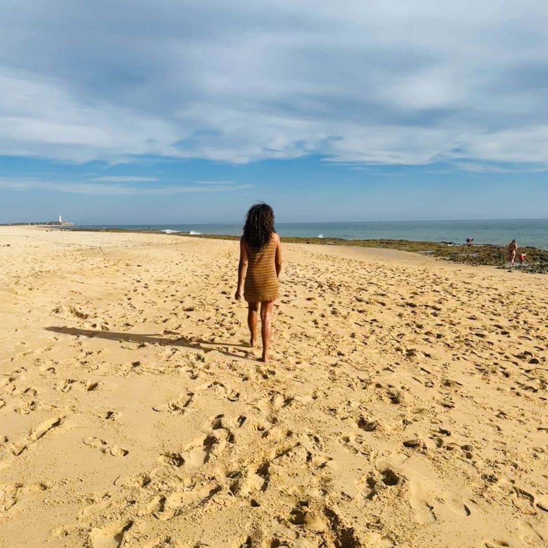 Rosario Flores en la playa de Zahora, Cádiz