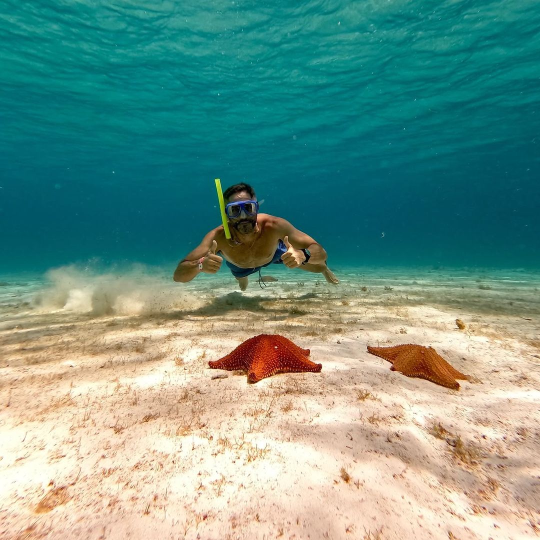 Roberto Leal haciendo snorkel en las aguas turquesas del Caribe mexicano