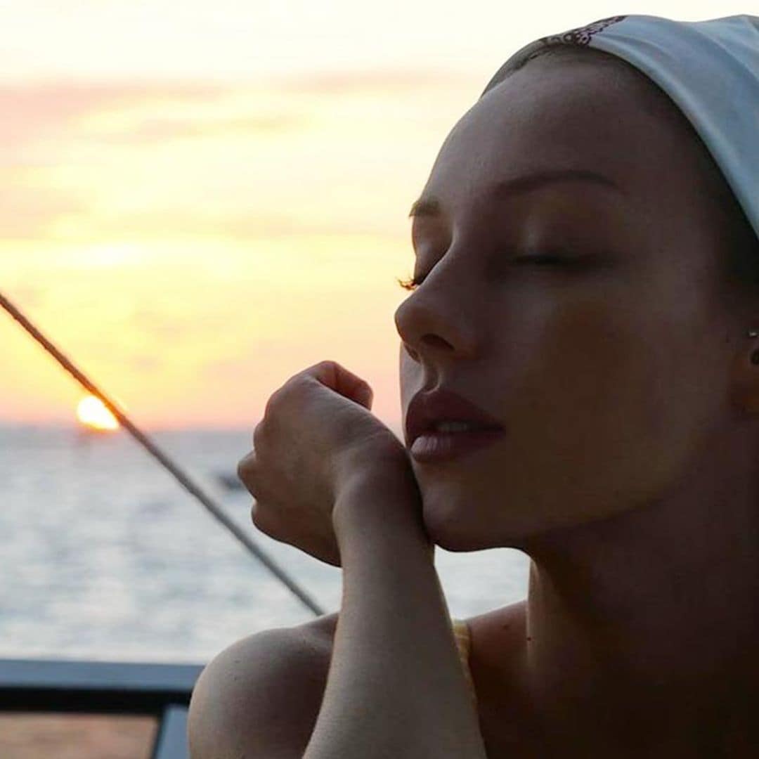 'El último sol del año' de Ester Expósito: junto al mar, con amigos y su chico, Alejandro Speitzer