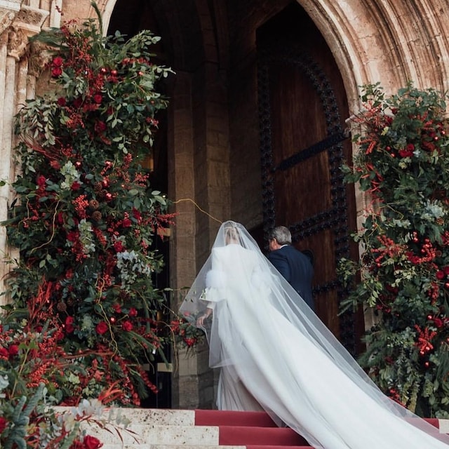 Decoración de bodas navideña en iglesia