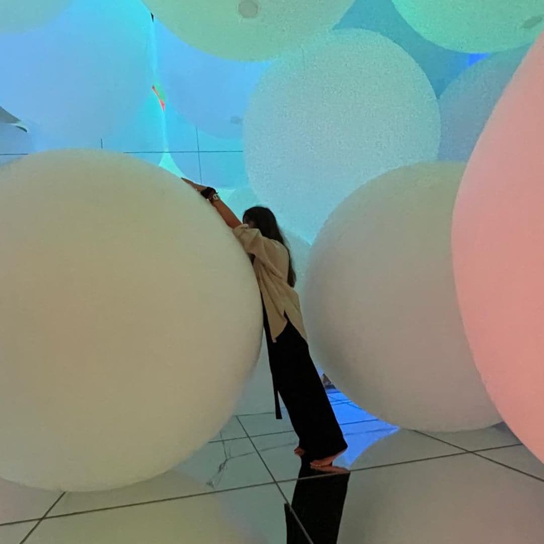 Sara Carbonero visita el museo interactivo TeamLab Planets de Tokyo en el mes de agosto de 2025 durante sus vacaciones en Japón