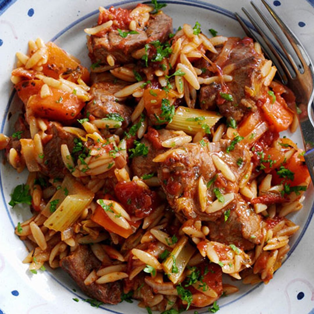 Orzo con cordero guisado y verduras