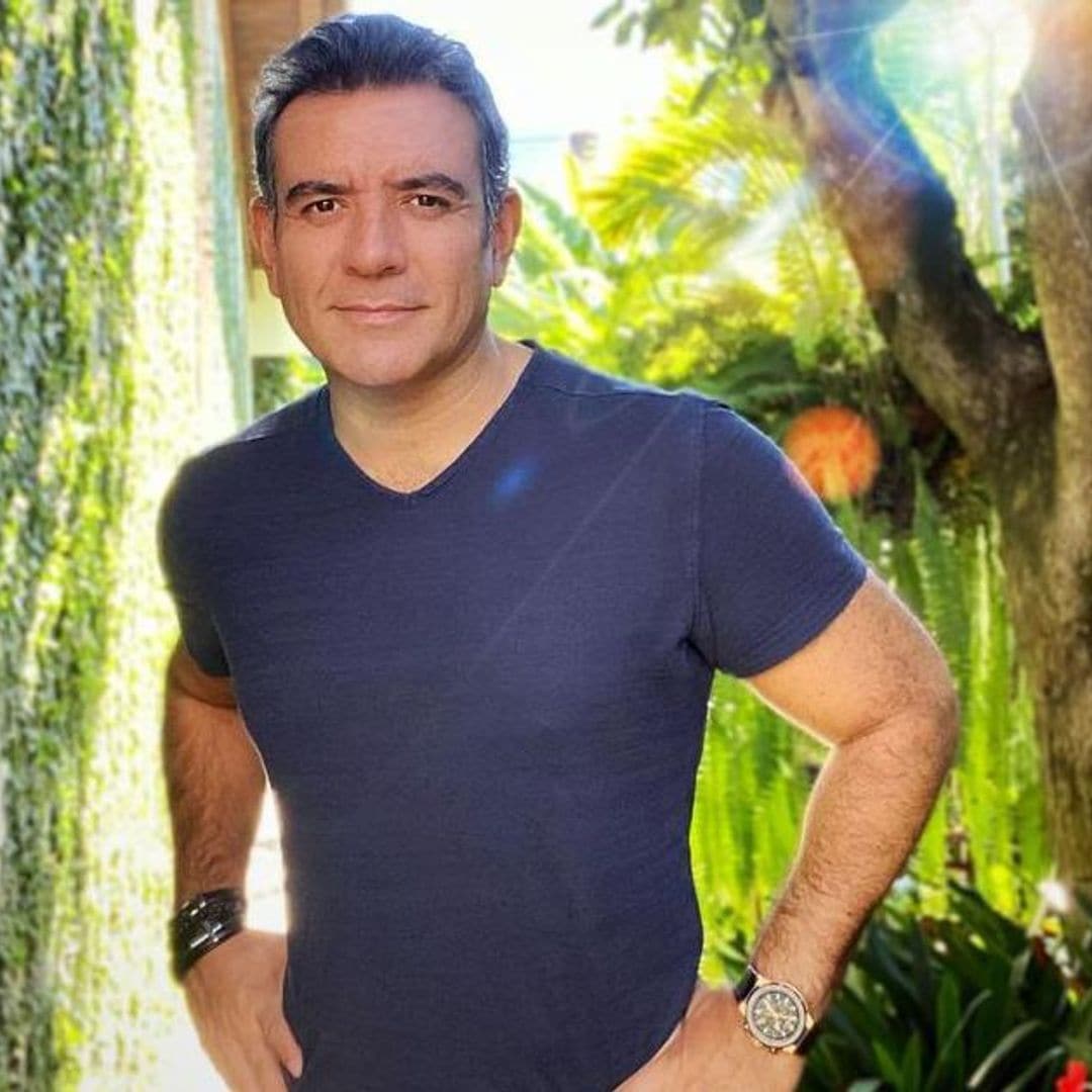 En medio del luto por su madre, Héctor Sandarti deja ‘La Casa de los Famosos’