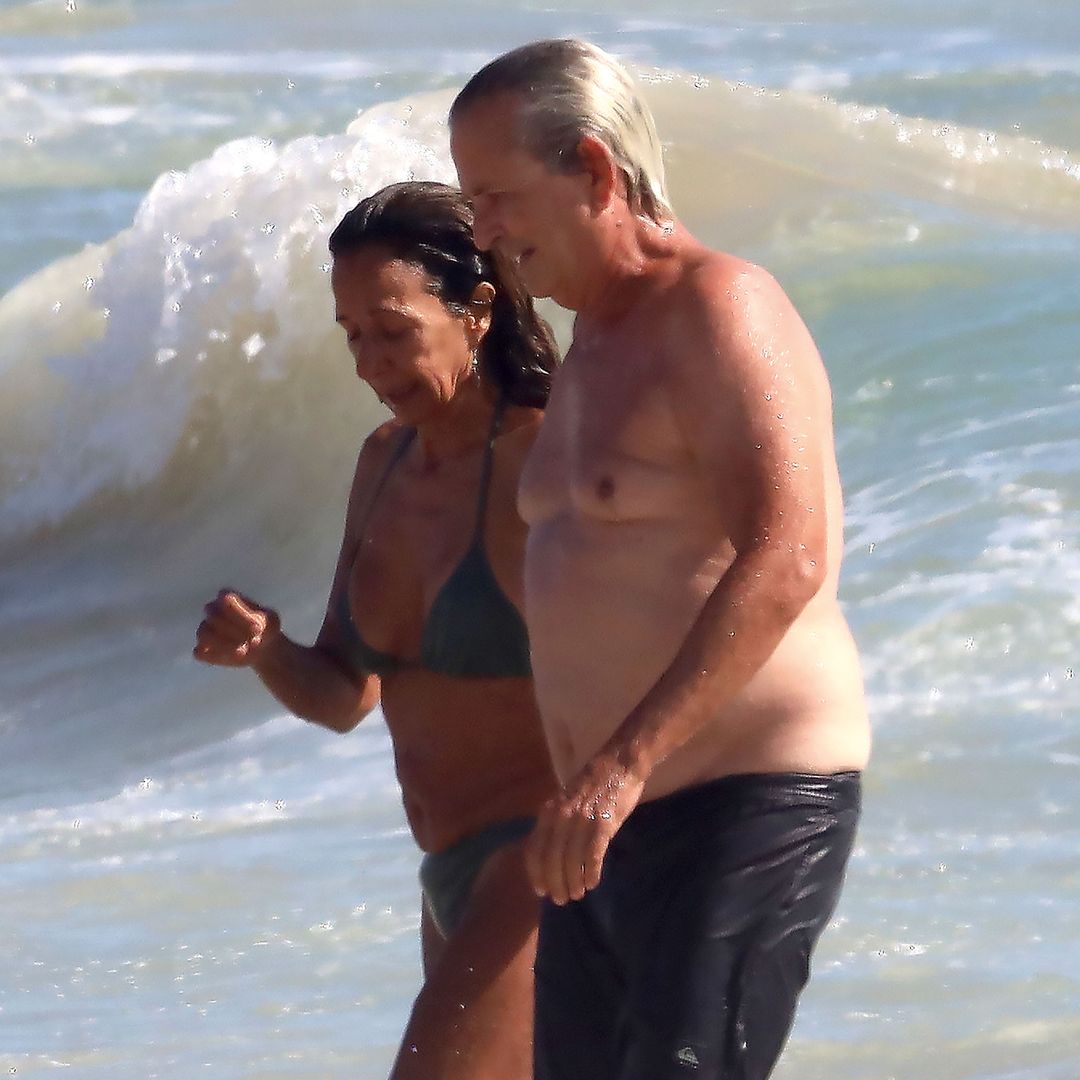 Rosario Flores disfruta de un dia de playa junto a su marido Pedro Lazaga y su hijo Pedro