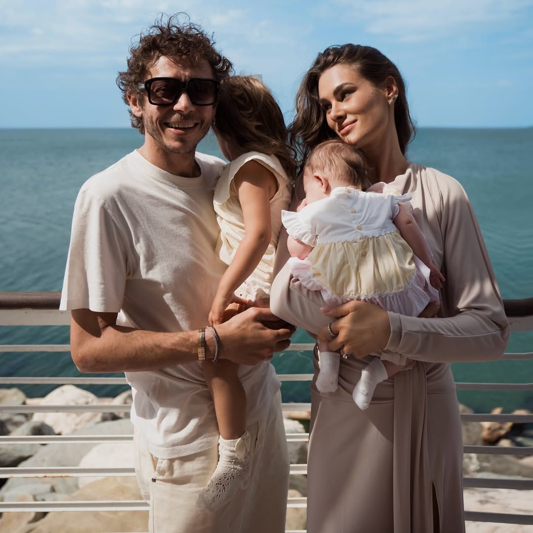 Valentino Rossi cumple 47 años convertido en un padrazo, enamorado y con una polémica familiar de fondo