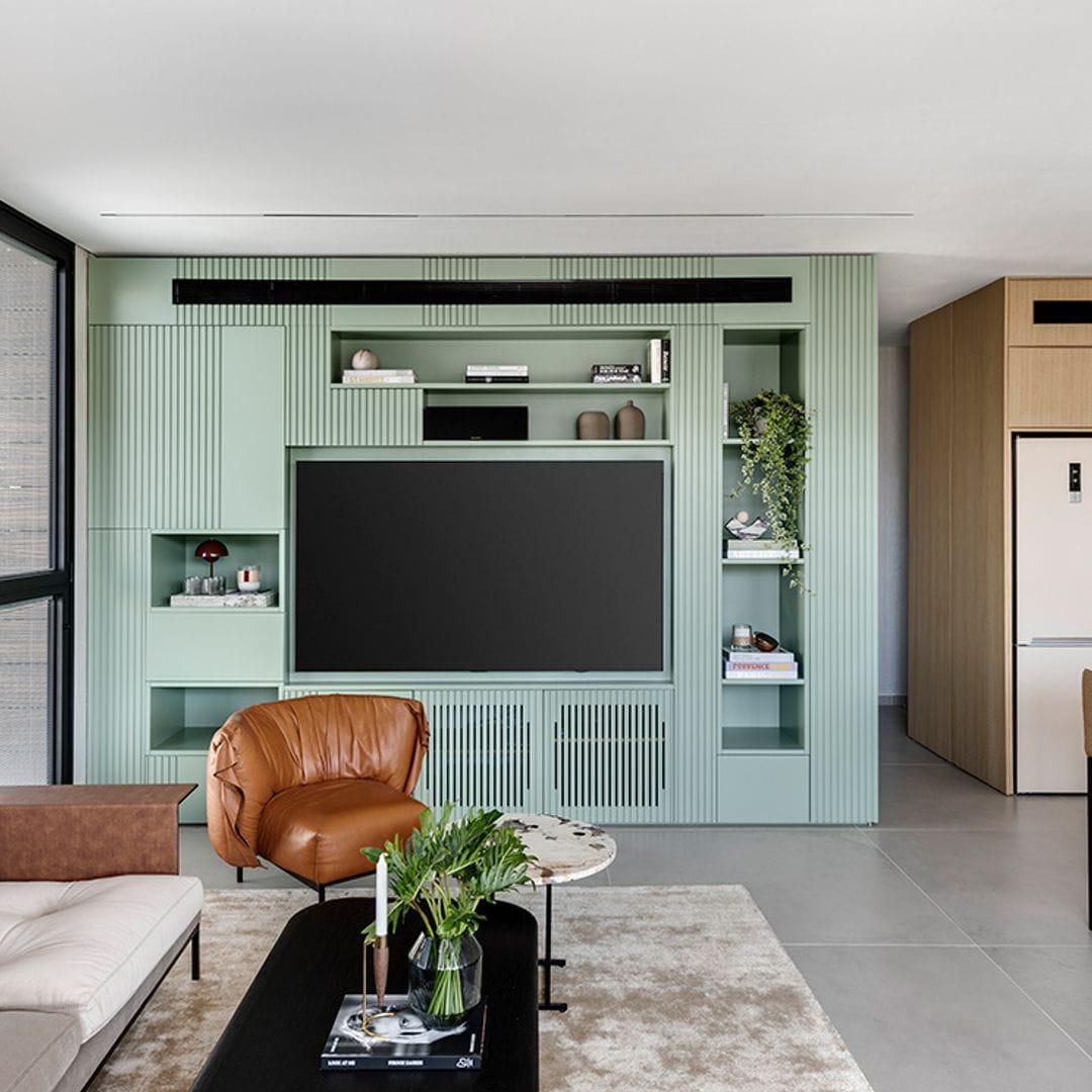 De pared a pared y de suelo a techo: muebles en el salón que lo ocupan todo