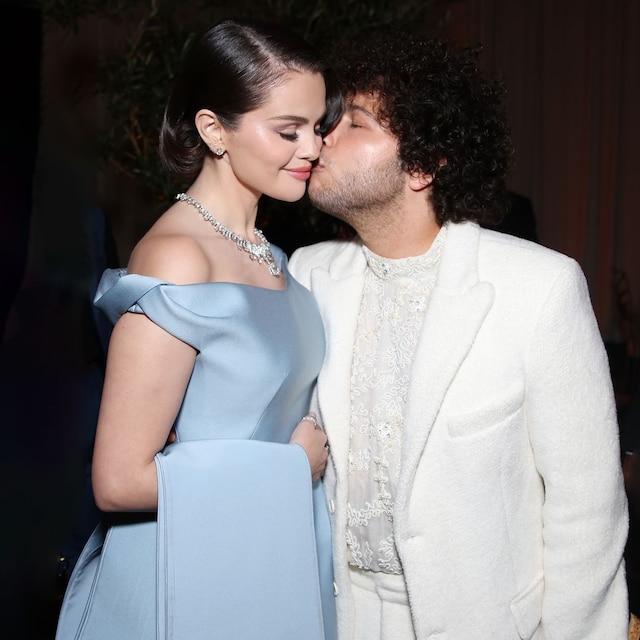 Selena Gomez y Benny Blanco: La pareja posa sonriente, con Selena mostrando su anillo de compromiso.