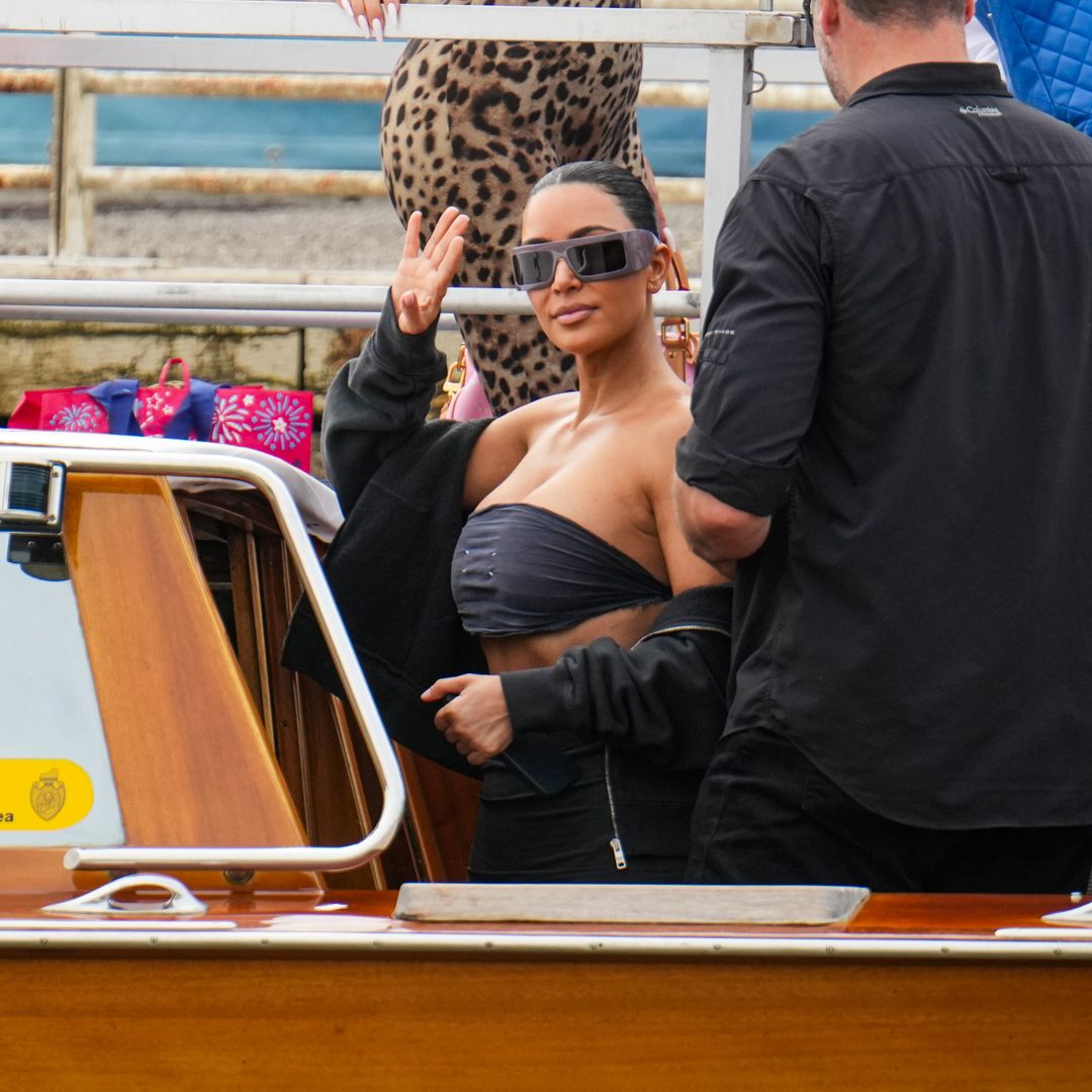 Kim Kardashian a bordo de un taxi acuático en Venecia para asistir a la boda de Jeff Bezos y Lauren Sánchez