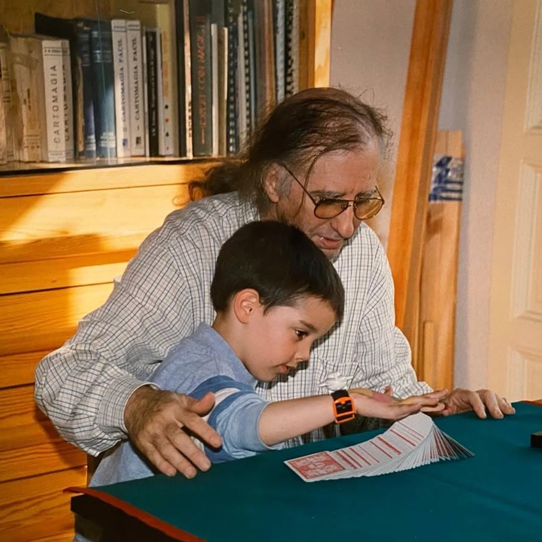 Juan Tamariz con su nieto Daniel, hijo de su hija Ana Tamariz