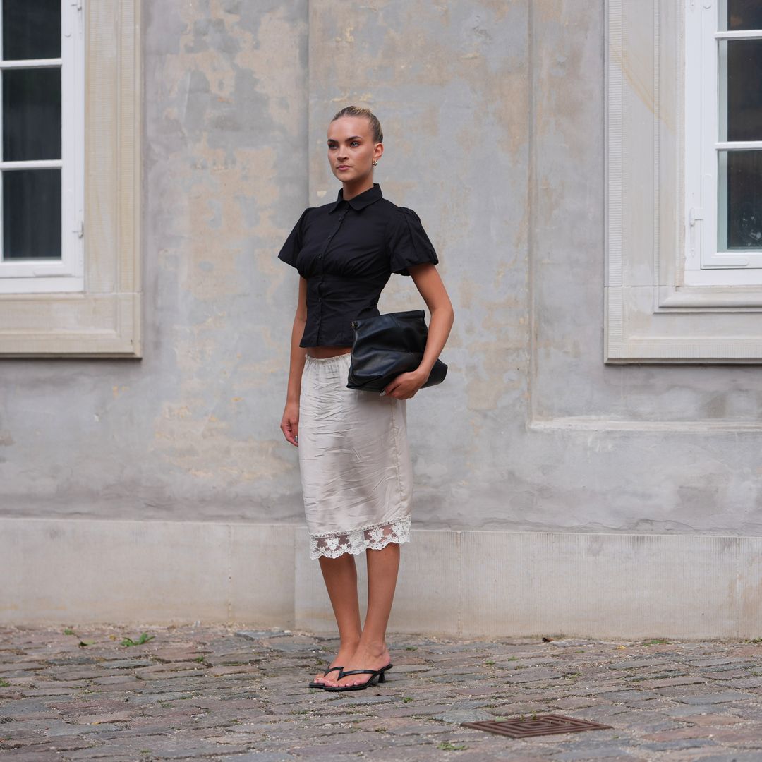 Las faldas satinadas que llevarás ahora con sandalias y después con tus looks de entretiempo