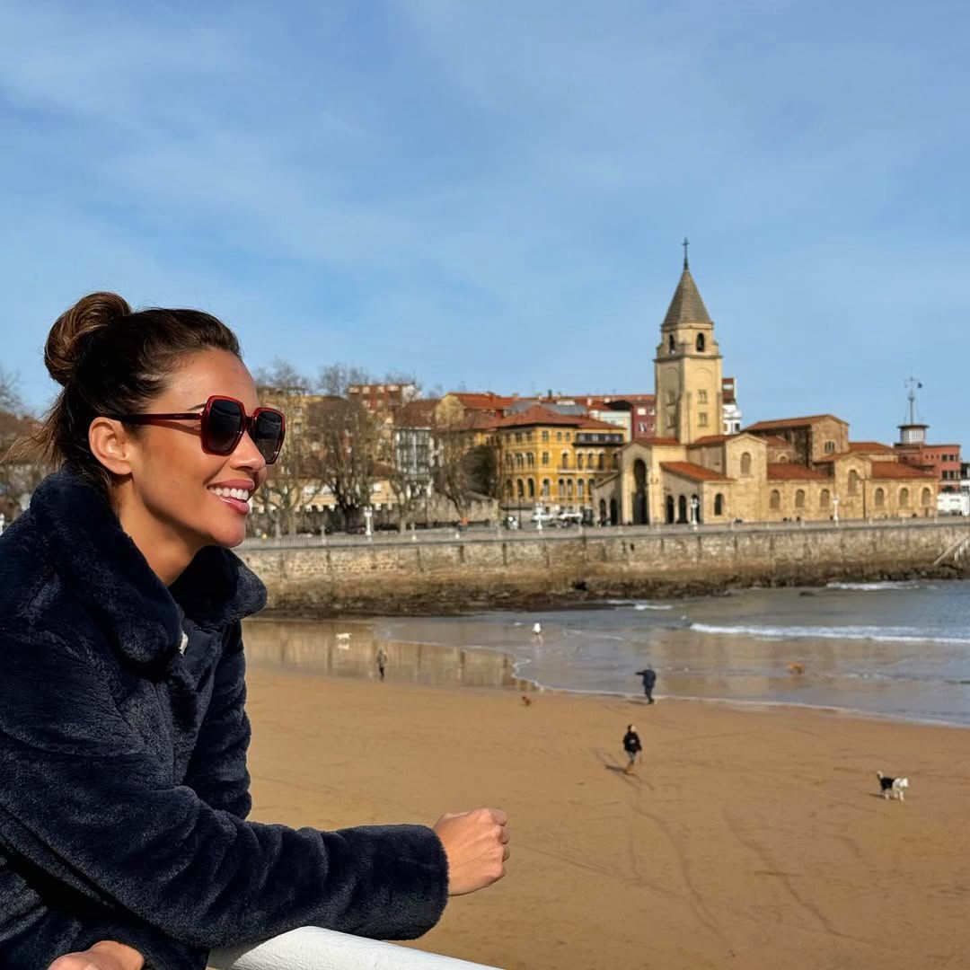 Gijón, el refugio emocional donde Lara Álvarez cura el mal de amores: playas, sidra y recuerdos en su ciudad natal