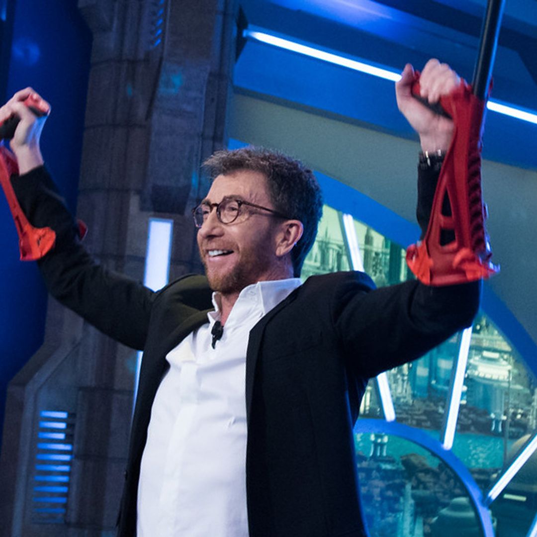 ¡Con muletas y mucho ritmo! Pablo Motos lo da todo en 'El Homiguero' tras su operación