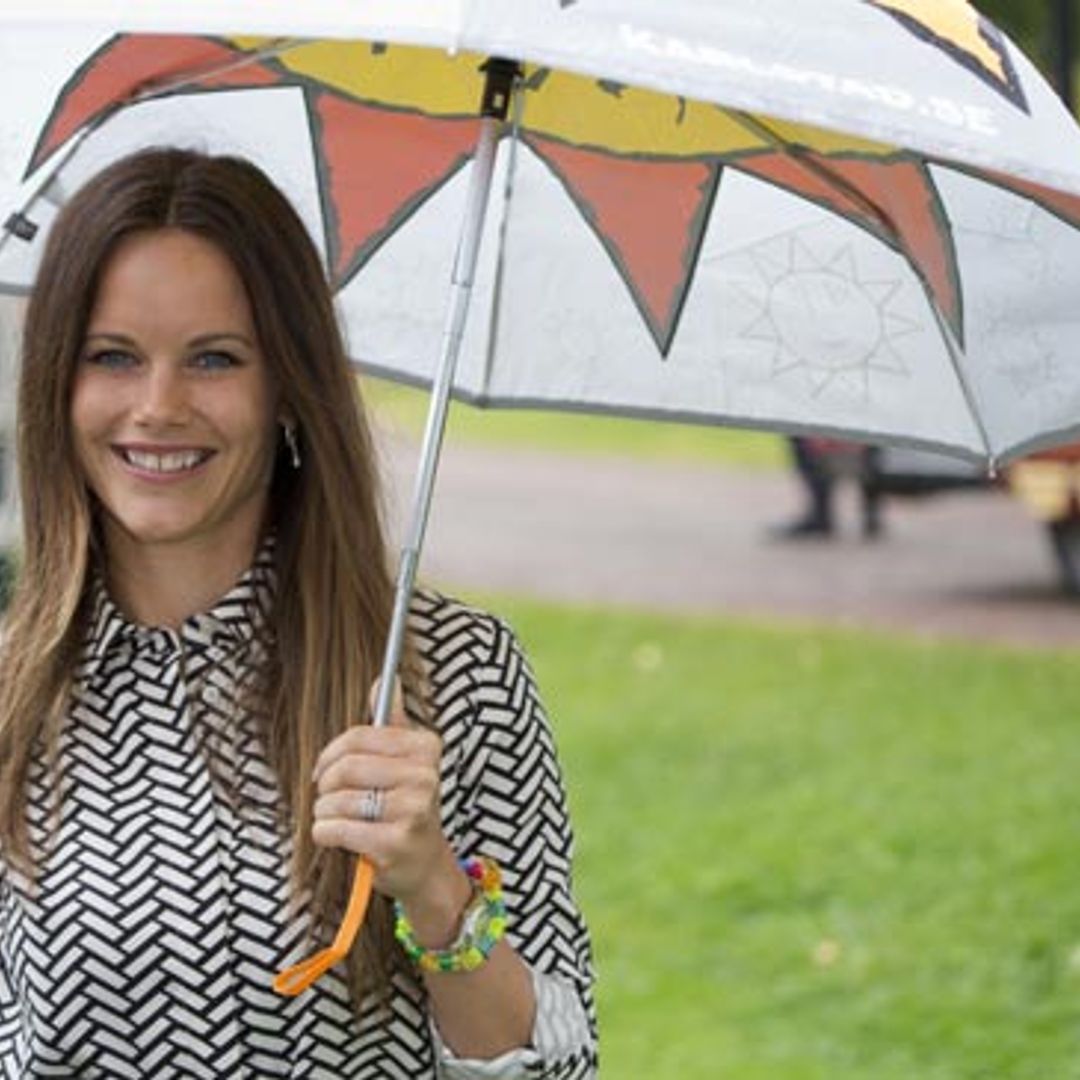 Sonrisas bajo la lluvia… Sofia de Suecia cautiva en su primer viaje como princesa
