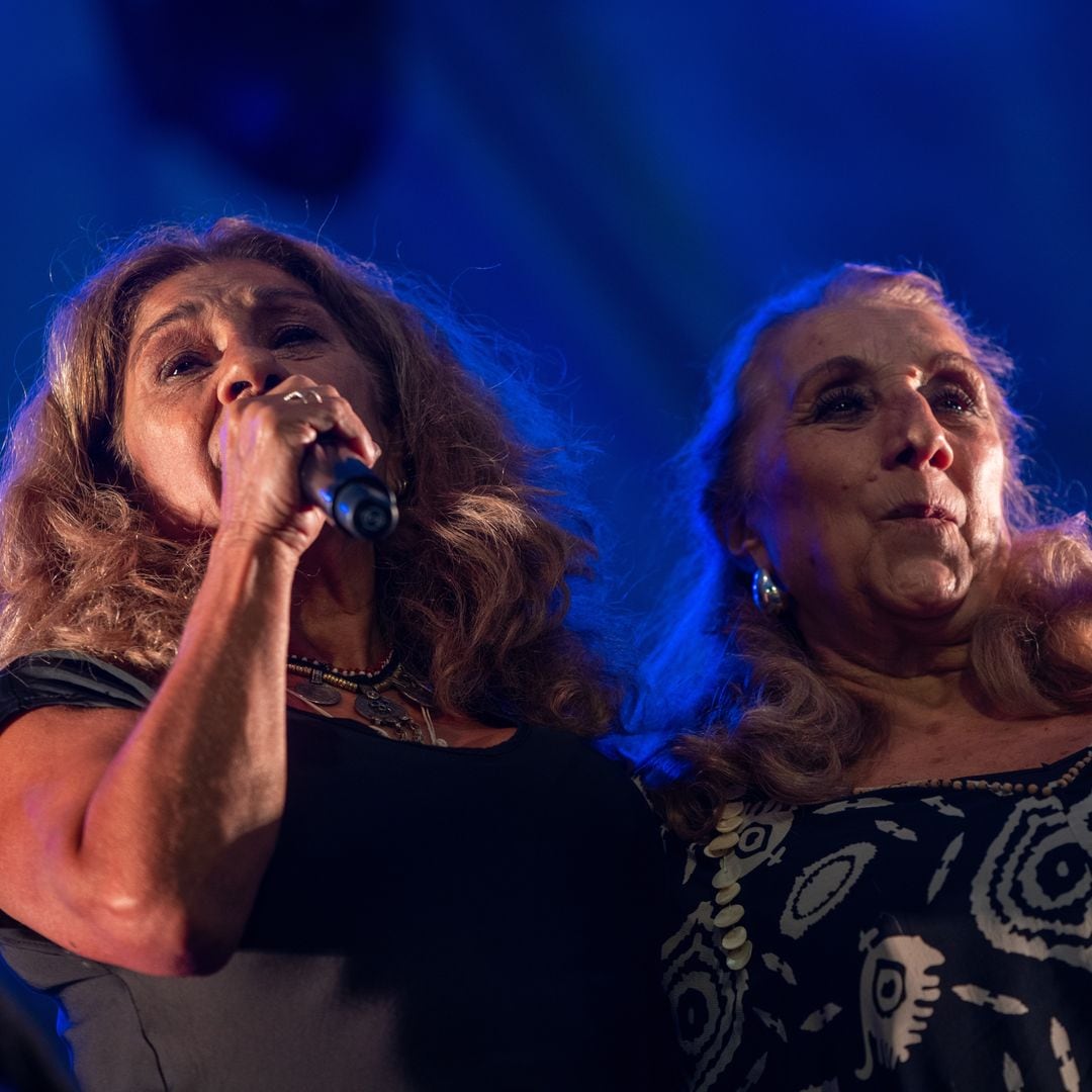 La cantante Lolita (i) y la bailaora Antonia González Amaya (d), durante el concierto homenaje a Antonio González, El Pescaílla, en La Mercé 2025, en la Avenida de la Catedral, a 24 de septiembre de 2025, en Barcelona, Catalunya (España).  