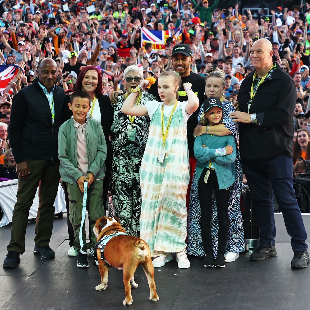 La emotiva celebración de Lewis Hamilton en Silverstone junto a sus padres, otros familiares y ¡hasta su perro!