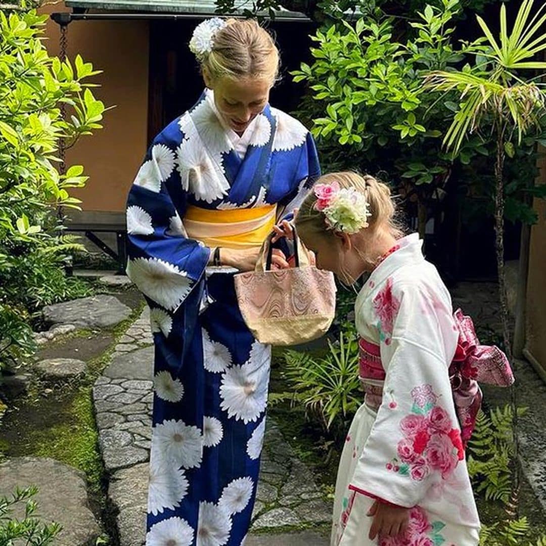 Vanesa Lorenzo y Carles Puyol descubren Kyoto con sus hijas, Manuela y María, de 10 y 8 años